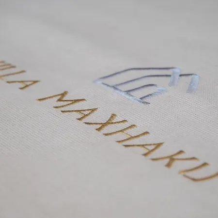 וילה Maxhaku *